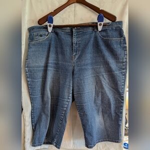 Gloria Vanderbilt Cropped Jeans in Medium Blue Wash